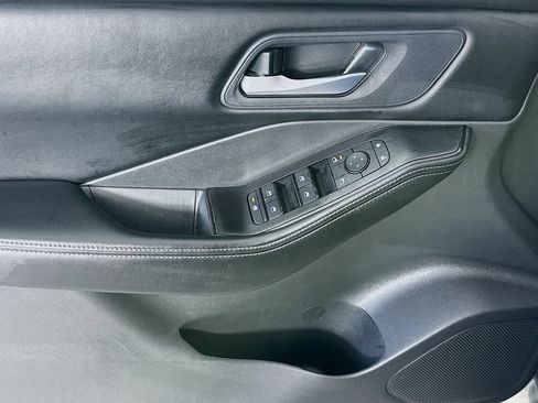 Used 2025 Nissan Rogue SV FWD image 22