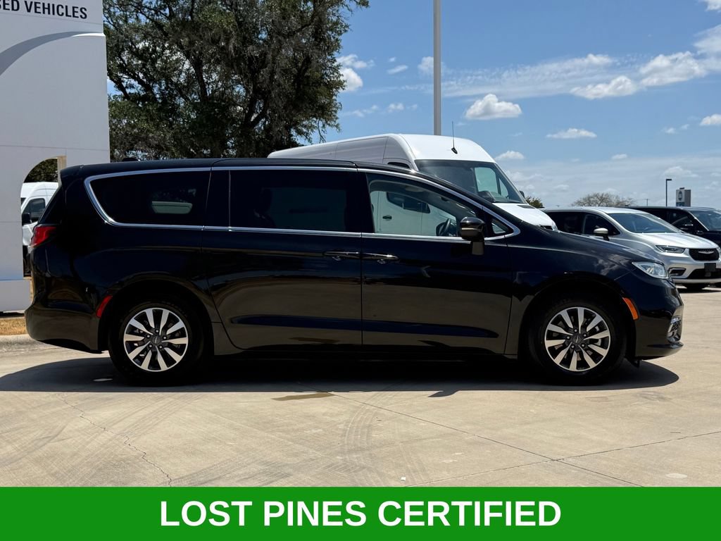 Used 2023 Chrysler Pacifica Touring-L FWD image 5