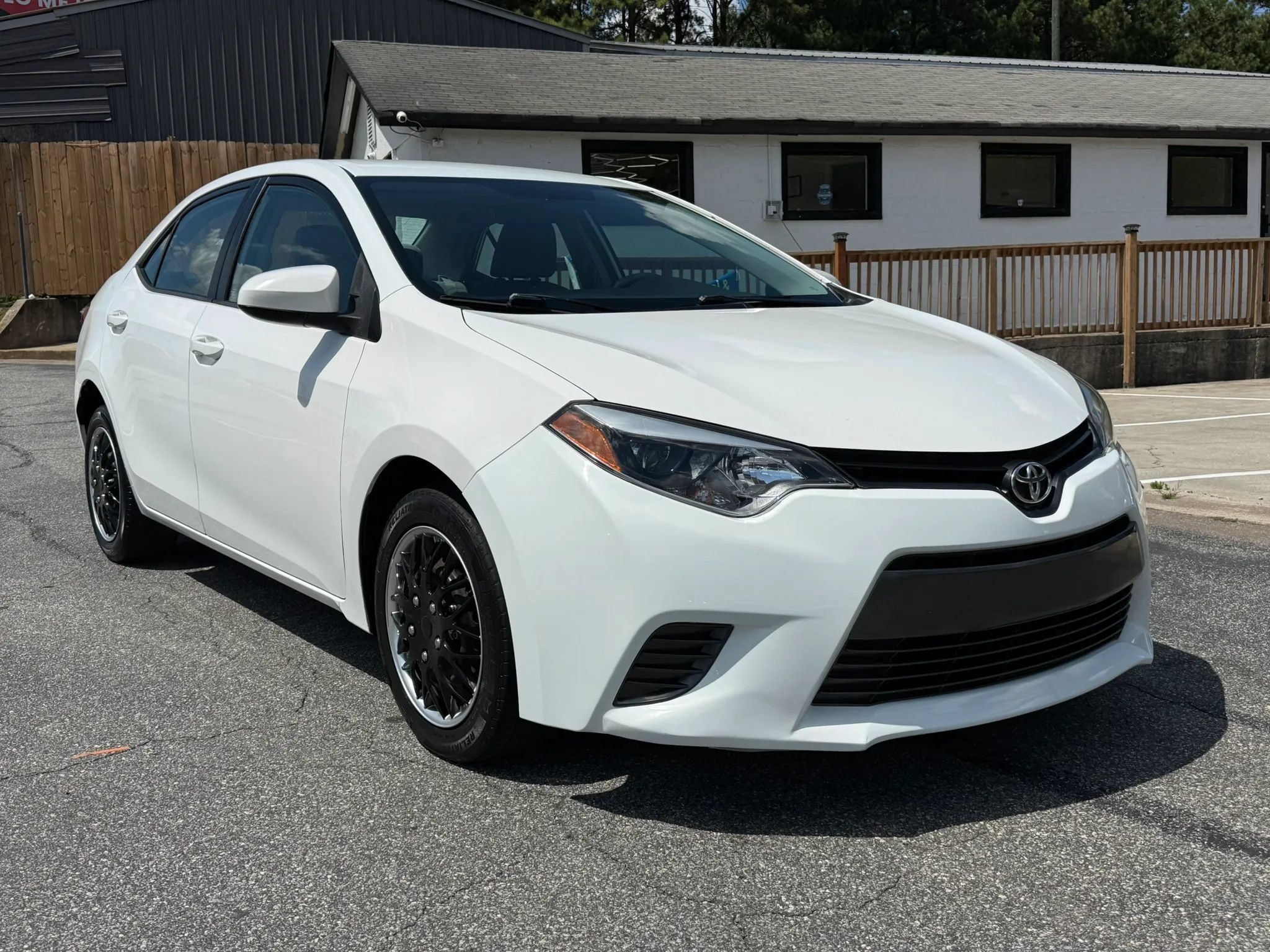 Used 2016 Toyota Corolla LE FWD image 2