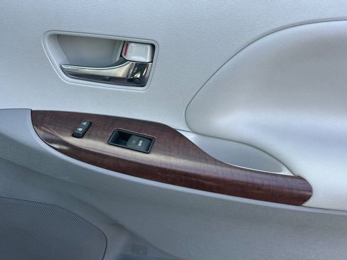 Used 2013 Toyota Sienna XLE image 22