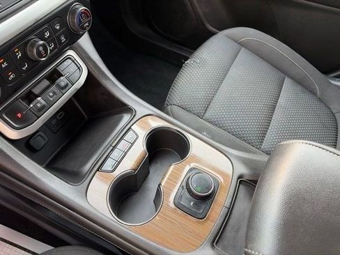 Used 2023 GMC Acadia SLE FWD image 25