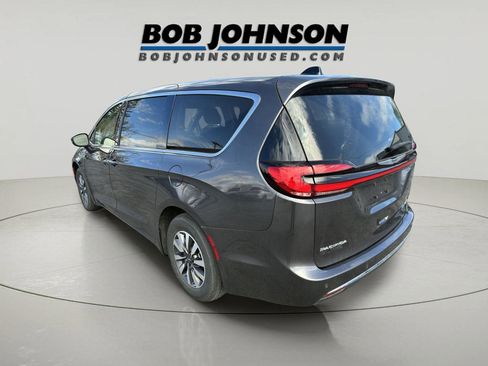 Used 2023 Chrysler Pacifica Touring-L FWD image 5