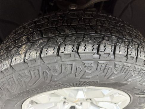 Used 2024 Chevrolet Silverado 1500 LT w/ Z71 Off-Road Package image 39