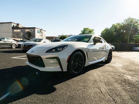 Used 2022 Toyota GR86 Premium w/ ALL Weather Mat Package (TMS) RWD image 7