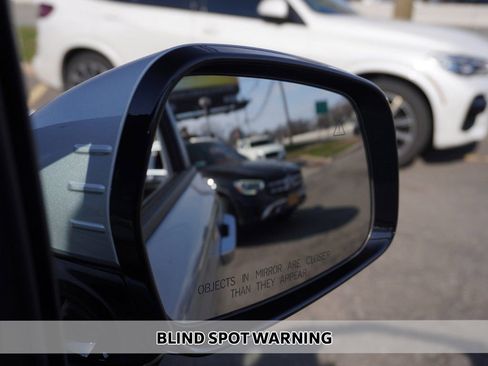 Used 2023 Kia Carnival LX image 5