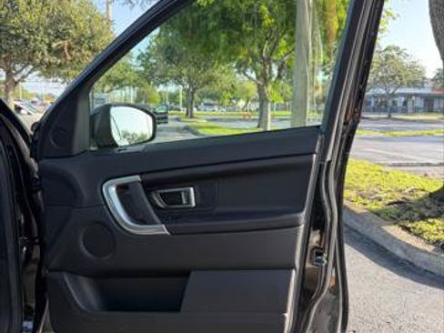 Used 2019 Land Rover Discovery Sport SE AWD/4WD image 16