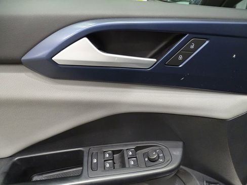 Used 2022 Volkswagen Taos SE w/ Panoramic Sunroof Package image 18