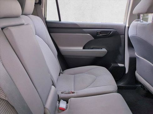 Certified 2024 Toyota Highlander LE FWD image 19