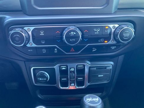 Used 2020 Jeep Wrangler Unlimited Sahara image 24