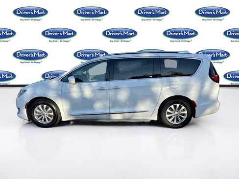 Used 2018 Chrysler Pacifica Touring-L image 4