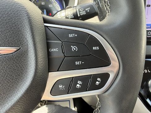 Used 2023 Chrysler Pacifica Touring-L FWD image 25