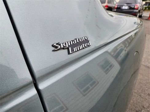 Used 2005 Lincoln Town Car Signature Limited image 15