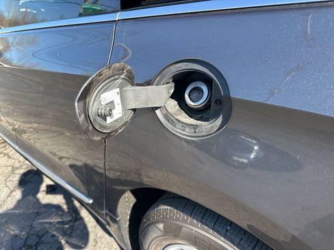 Used 2018 Chrysler Pacifica Touring-L image 46