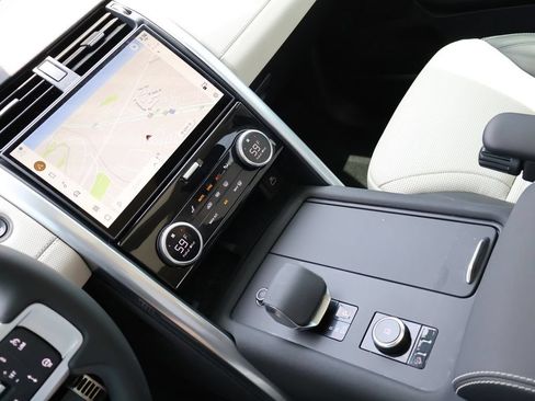Certified 2025 Land Rover Discovery Dynamic SE AWD/4WD image 19
