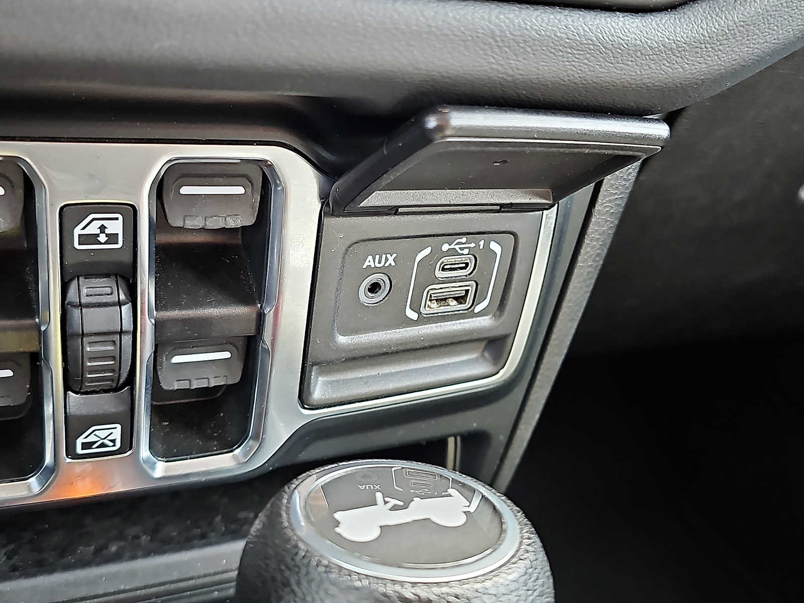Used 2024 Jeep Wrangler Unlimited Sahara AWD/4WD image 24
