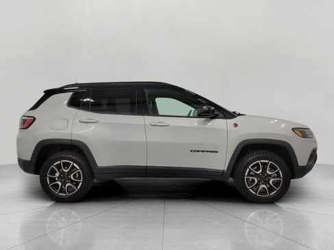 Used 2025 Jeep Compass Trailhawk AWD/4WD image 37