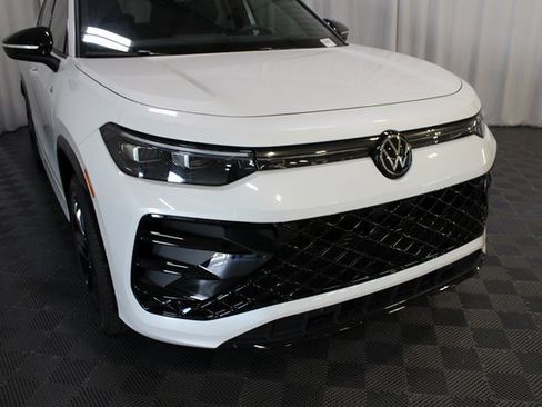 New 2025 Volkswagen Tiguan SE R-Line image 30