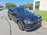 Used 2020 Volkswagen Tiguan SE w/ Panoramic Sunroof Package image 2
