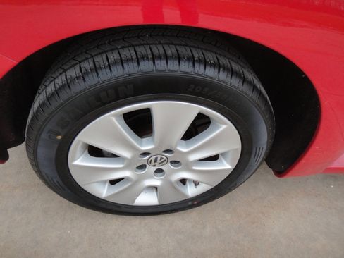 Used 2010 Volkswagen Beetle Final Edition FWD image 21