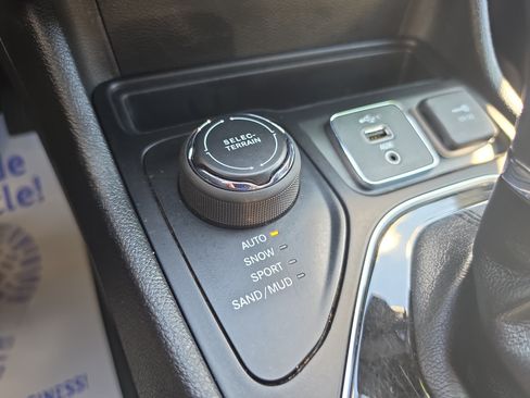Used 2020 Jeep Cherokee Limited AWD/4WD image 27
