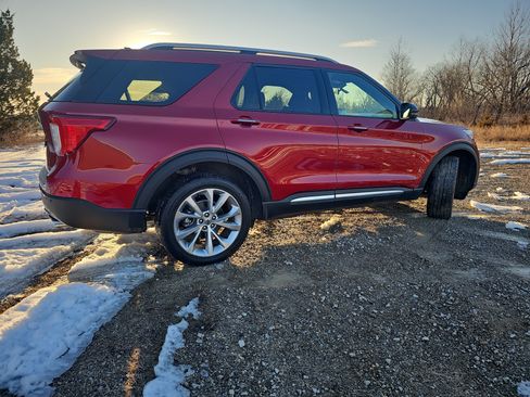 Used 2023 Ford Explorer Platinum w/ Technology Package AWD/4WD image 3