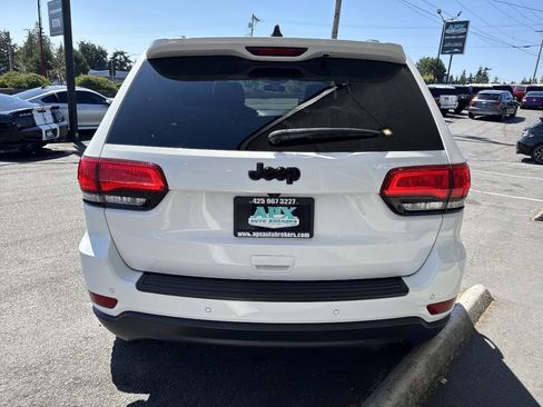 Used 2019 Jeep Grand Cherokee Laredo AWD/4WD image 5
