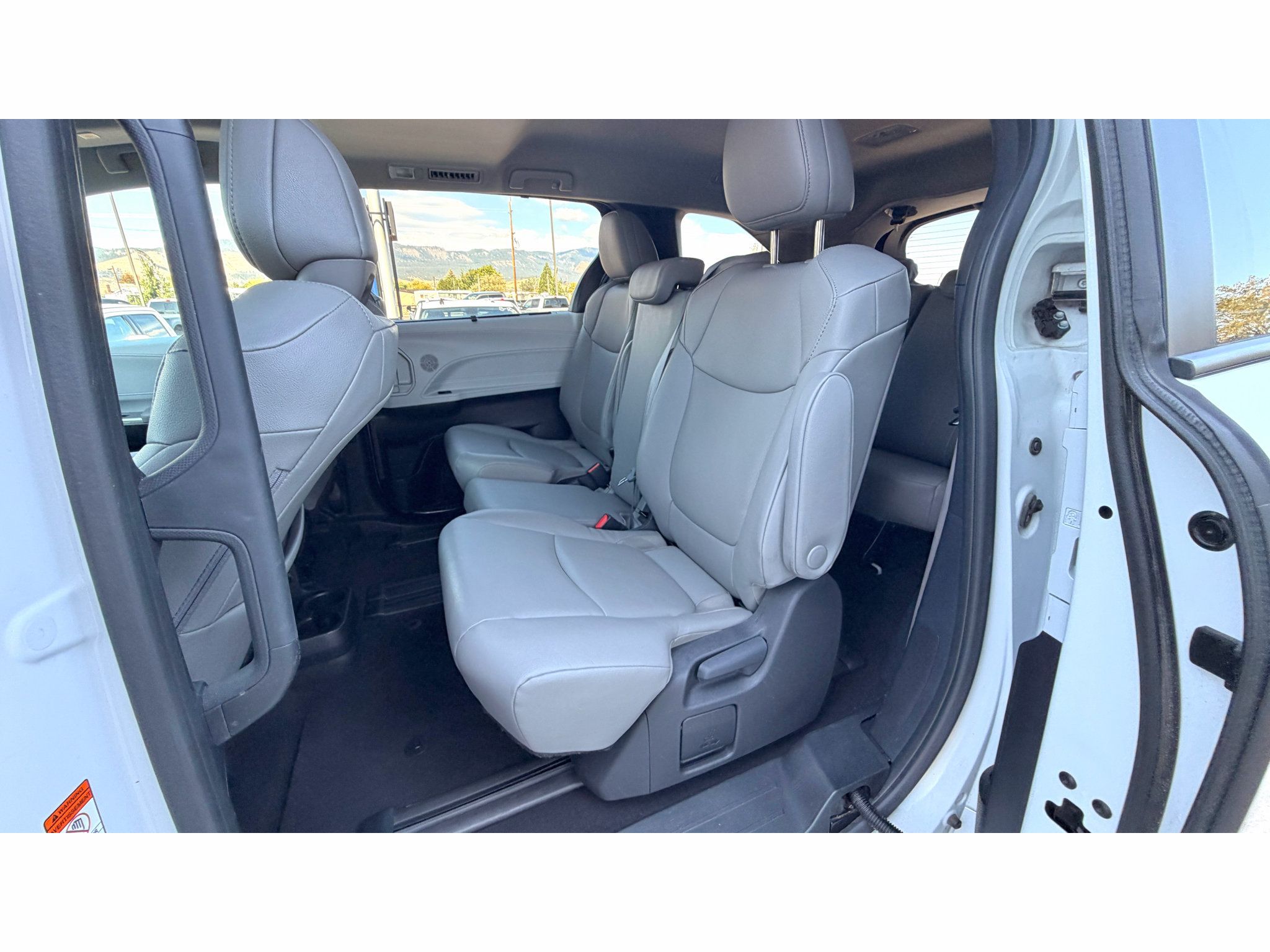 Used 2025 Toyota Sienna XLE FWD image 18