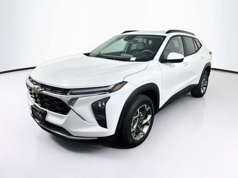 Used 2025 Chevrolet Trax LT FWD image 3