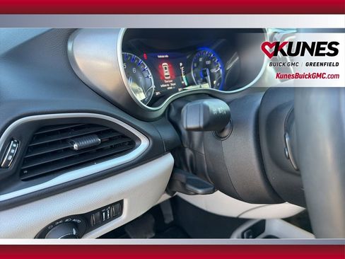 Used 2024 Chrysler Pacifica Touring-L FWD image 19