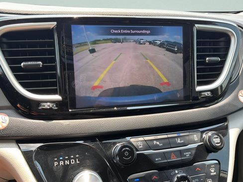 Used 2024 Chrysler Pacifica Touring-L FWD image 24