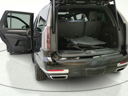 Used 2026 Cadillac Escalade Luxury w/ LPO, Floor Liner Package AWD/4WD image 13
