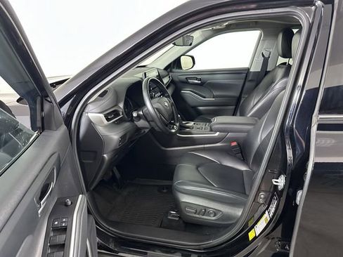 Used 2021 Toyota Highlander XLE AWD/4WD image 22