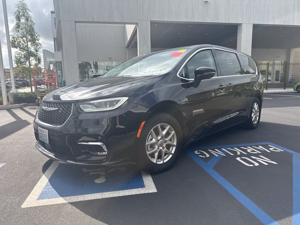 Used 2024 Chrysler Pacifica Touring-L FWD image 1