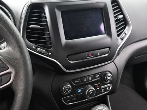 Used 2021 Jeep Cherokee Latitude FWD image 21
