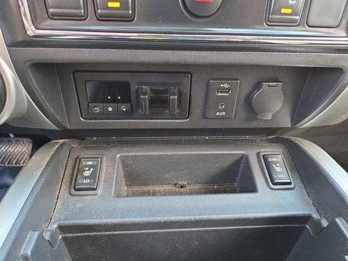 Used 2018 Nissan Titan SV w/ SV Convenience Package image 16