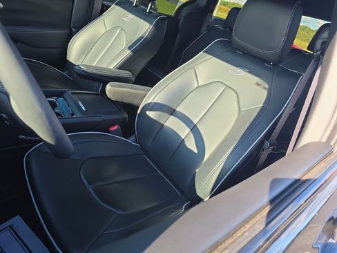 Used 2024 Chrysler Pacifica Limited w/ S Appearance Package image 11