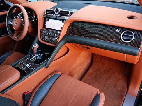 Used 2022 Bentley Bentayga image 2