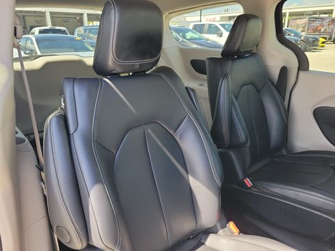Used 2024 Chrysler Pacifica Limited FWD image 6