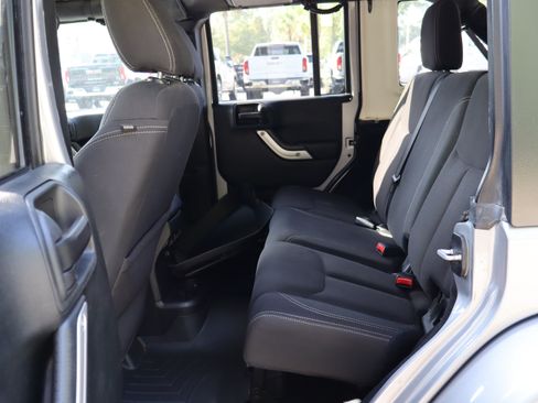 Used 2017 Jeep Wrangler Unlimited Sahara AWD/4WD image 30