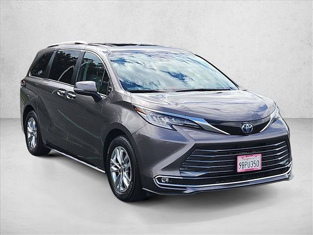 Used 2022 Toyota Sienna Limited FWD image 3