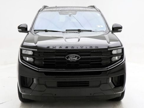 Used 2025 Ford Expedition Platinum w/ Stealth Appearance Package AWD/4WD image 4