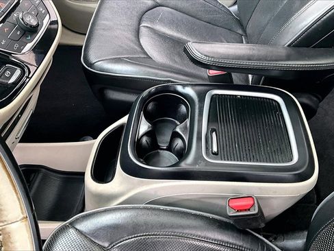 Used 2019 Chrysler Pacifica Limited w/ Tire & Wheel Group image 16