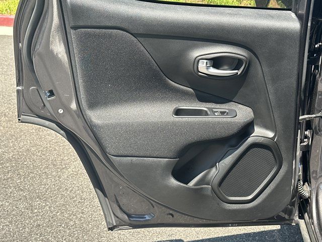Used 2020 Jeep Renegade Latitude FWD image 24