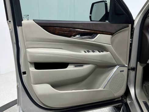 Used 2017 Cadillac Escalade Luxury AWD/4WD image 17