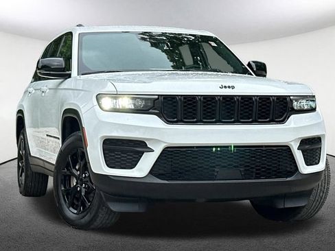 Used 2024 Jeep Grand Cherokee Altitude AWD/4WD image 2