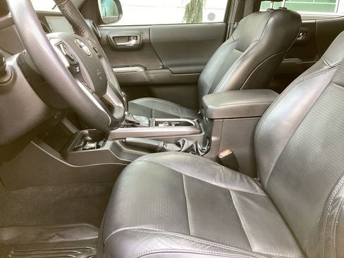 Used 2022 Toyota Tacoma TRD Off-Road w/ TRD Premium Off Road Package image 5