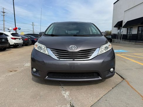 Used 2012 Toyota Sienna XLE image 4