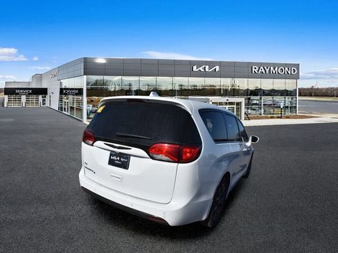 Used 2018 Chrysler Pacifica Touring Plus w/ S Appearance Package FWD image 3