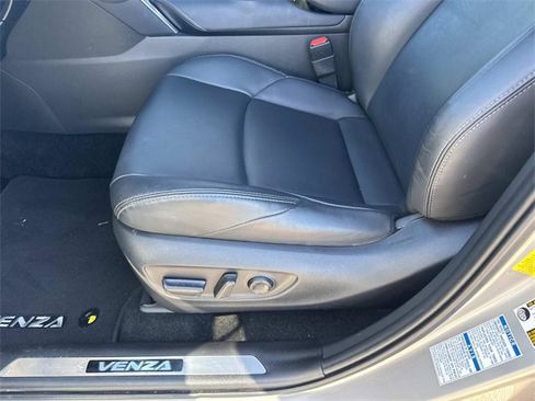 Used 2022 Toyota Venza XLE image 17