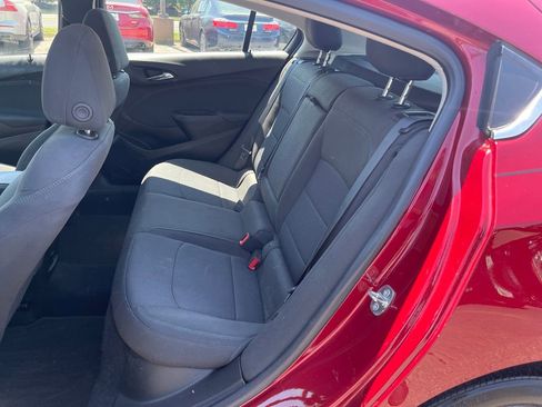 Used 2018 Chevrolet Cruze LT w/ Convenience Package FWD image 16